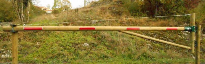 Barrière Castellane grande longueur avec câble de renfort 